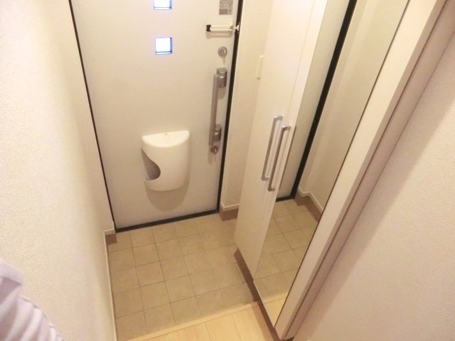 玄関　★玄関にトールタイプのシューズボックスを設置！姿鏡付き★