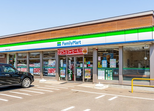 コンビニ　ファミリーマート千歳インター店（コンビニ）まで215m