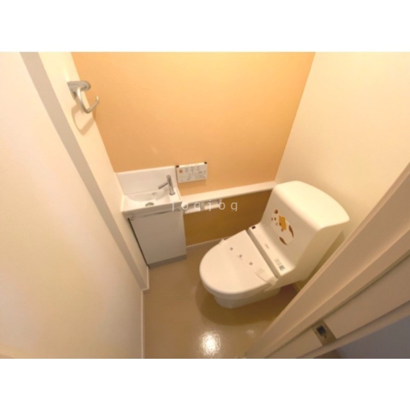 トイレ　嬉しい温水洗浄便座付きのトイレです。