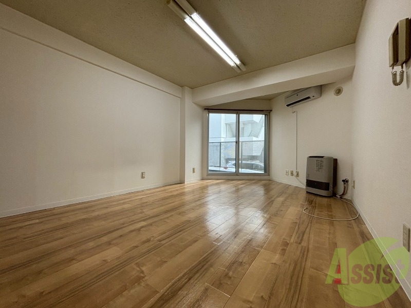 その他部屋・スペース　寝室はこちらです。光が差し込む、温かみのあるお部屋です。