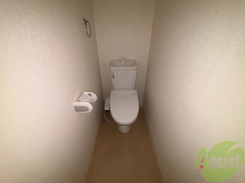 トイレ　トイレは温水洗浄便座です。シンプルな雰囲気になっています。