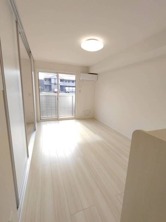 居室・リビング　同物件別室写真です。