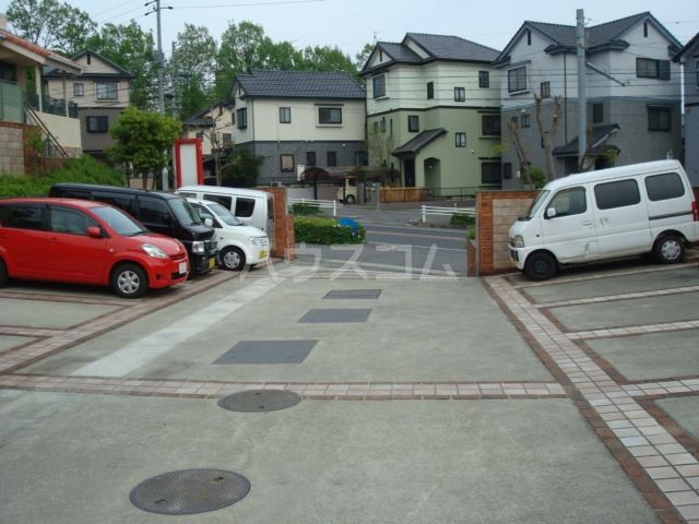 【瀬戸市新郷町のマンションの駐車場】