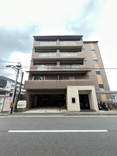 京都市南区九条町のマンションの建物外観