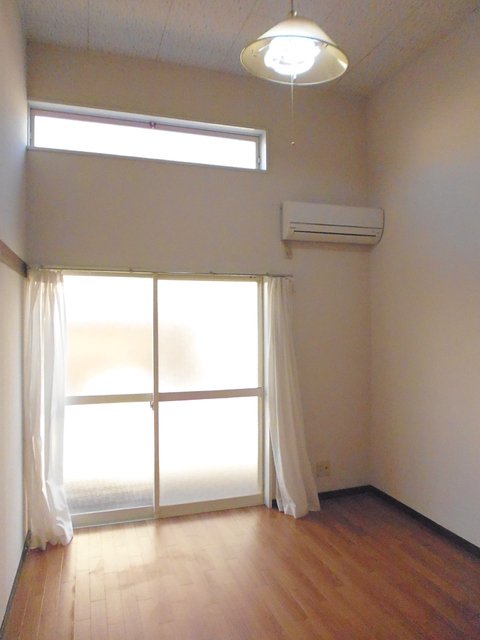 その他部屋・スペース　天井が高く解放感のあるお部屋です♪