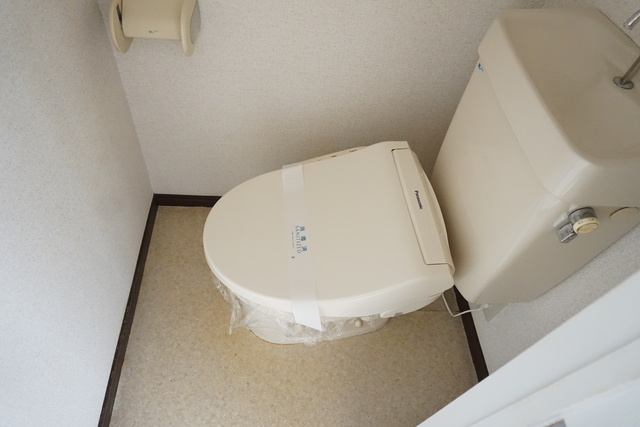 トイレ　温水洗浄機能付きの便座です♪