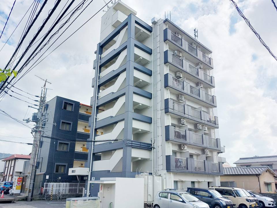 松山市桑原のマンションの建物外観