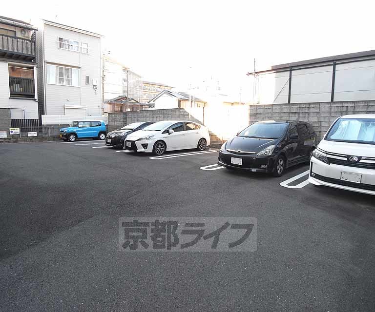 【アビタシオン　オンズアンの駐車場】