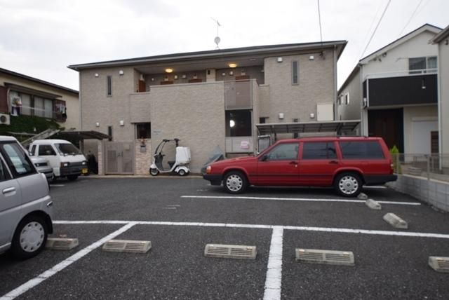 【藤沢市片瀬海岸のアパートの駐車場】