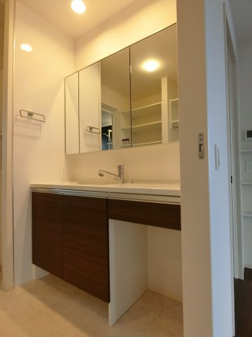 洗面設備　イメージ301号室の写真（反転あり）