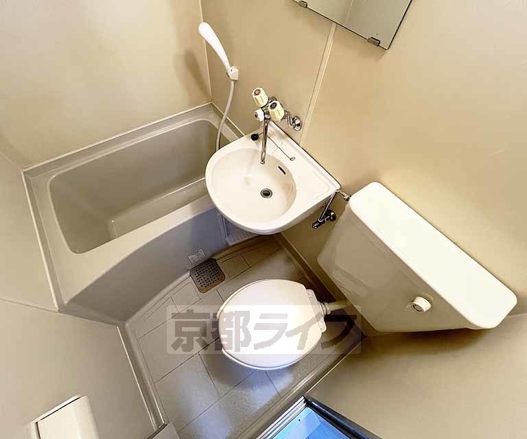 バス・シャワールーム　清潔感あるバスルーム