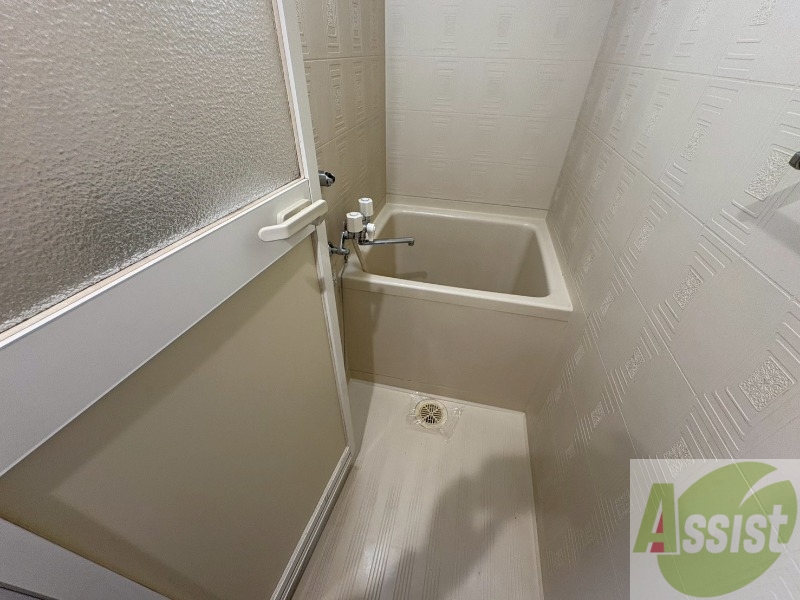 バス・シャワールーム　お風呂です。少し狭いですがシャワーするには十分ですね。