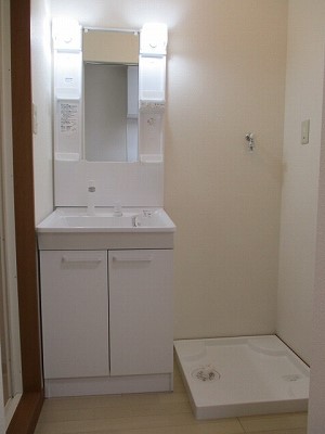 その他　洗面所には独立洗面台（シャンプードレッサー）があります。