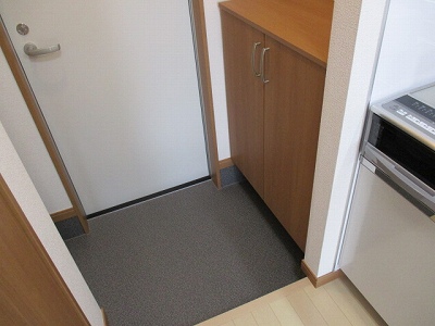 玄関　玄関にシューズボックスがあります。上部には鍵等小物がおけます