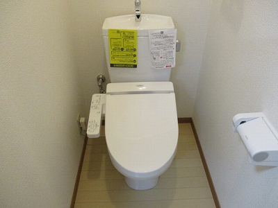 トイレ　温水洗浄便座付きのトイレです。