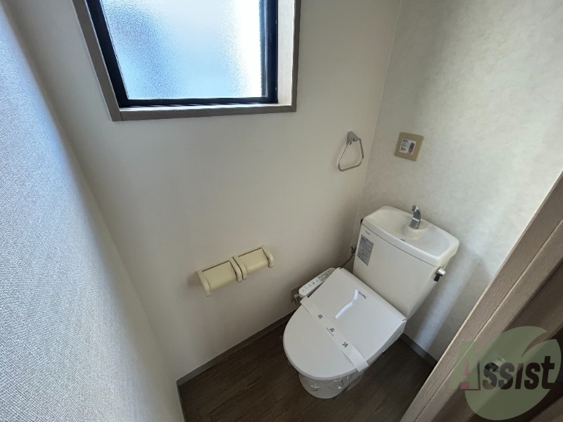 トイレ　トイレはウォシュレット機能付きです。安心して使用できますね。