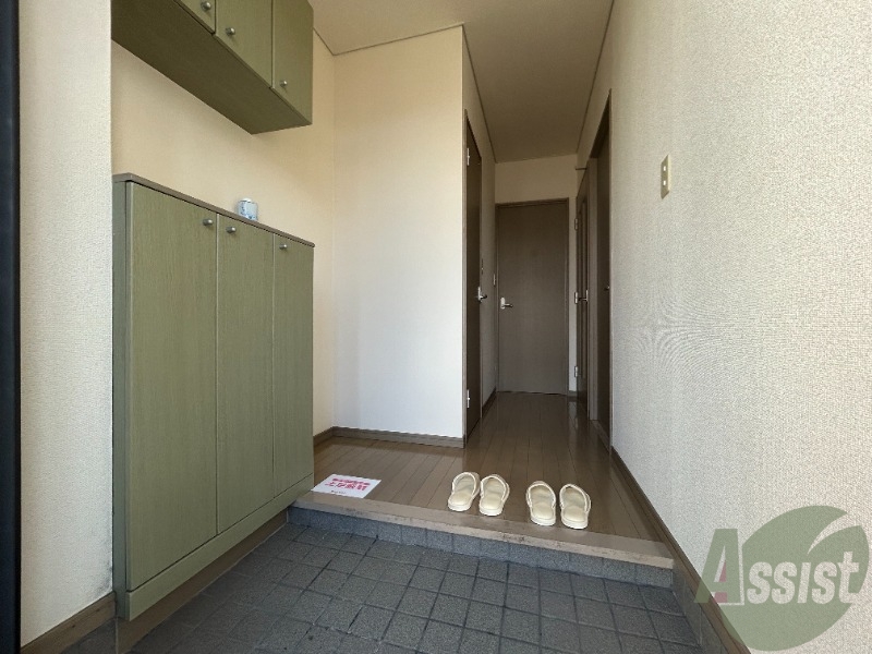 玄関　玄関からの様子です。すぐ部屋が見えないのは安心ですね。