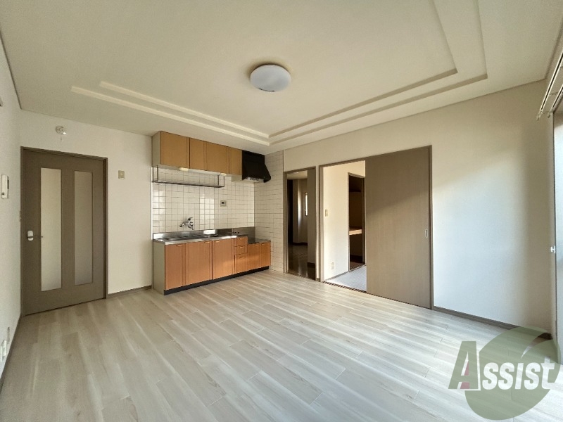 居室・リビング　１０帖のＬＤＫです。広々としてきれいですね。