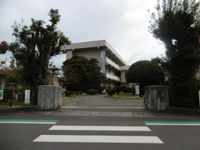 小学校　新居浜市立高津小学校（小学校）まで818m