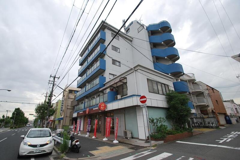 建物外観　角地にあるオシャレな外観