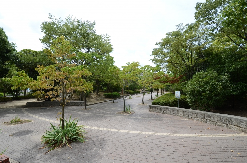 公園　すみれガ丘中央公園（公園）まで730m