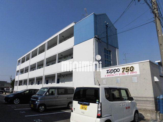 建物外観　３階立ての建物です。