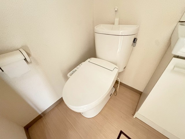 トイレ　※参考別号室の写真です