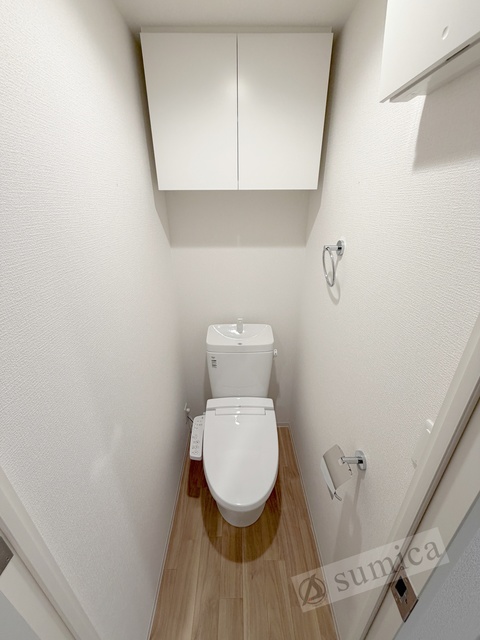 トイレ　人気アイテムの温水洗浄便座。清潔感のあるトイレです。