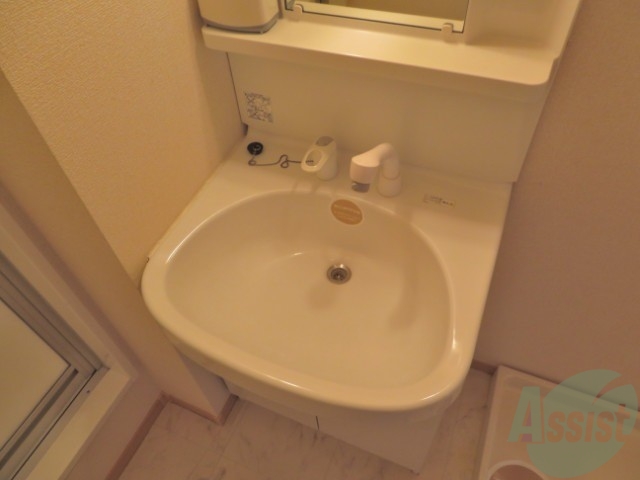 洗面設備　独立洗面台です。朝の身だしなみはここからです。