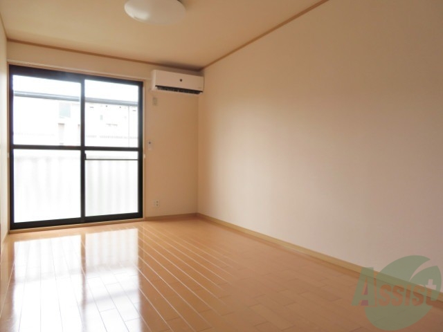 居室・リビング　明るいリビングです。フローリングでお掃除もしやすいですね