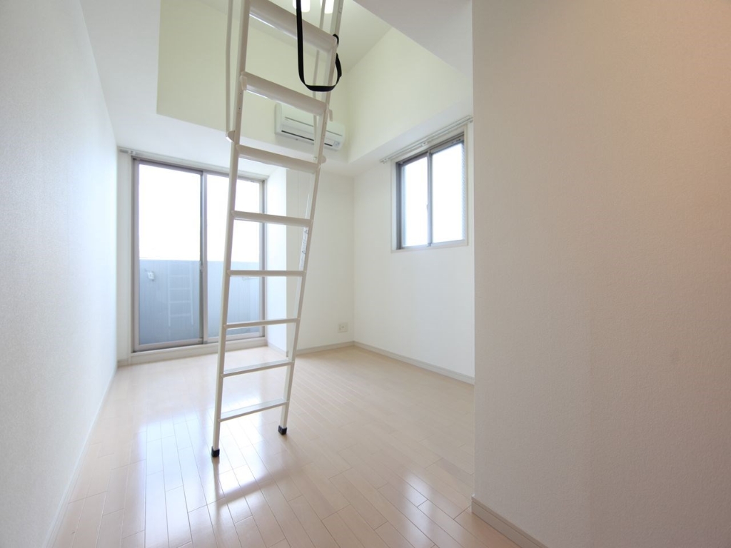 バルコニー　洋室8.0帖　ロフト5.0帖　バルコニーに面しています