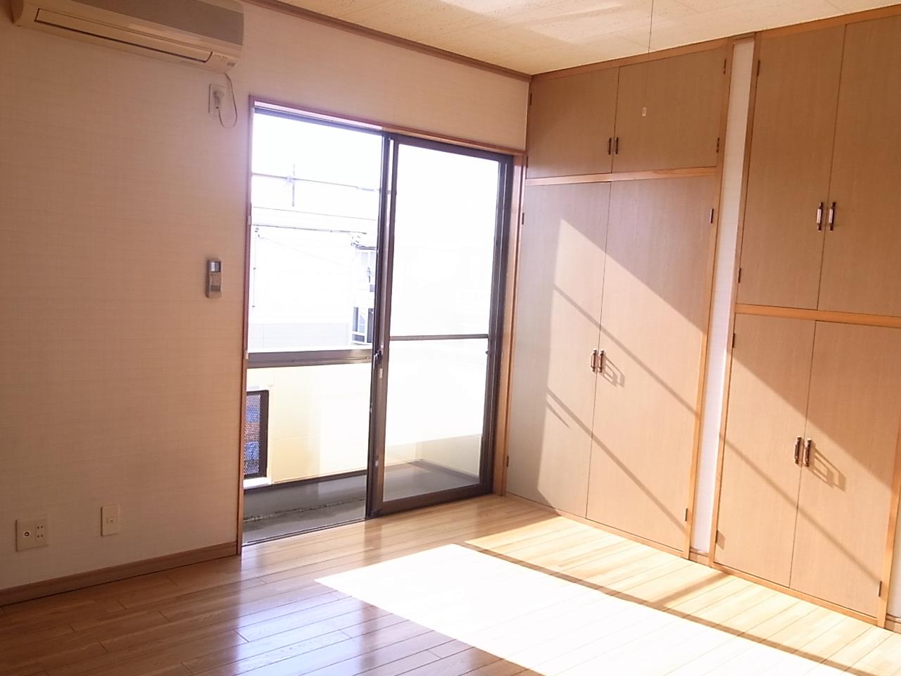 居室・リビング　晴れた日は、ほらご覧の通りの日当たりです☆