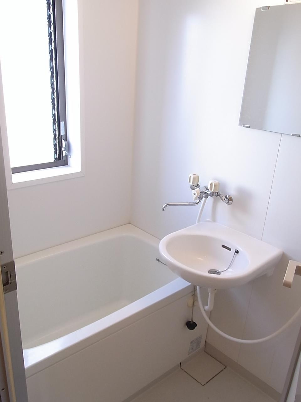 バス・シャワールーム　お風呂の窓は湿気対策に嬉しいですよね。そして、明るい♪