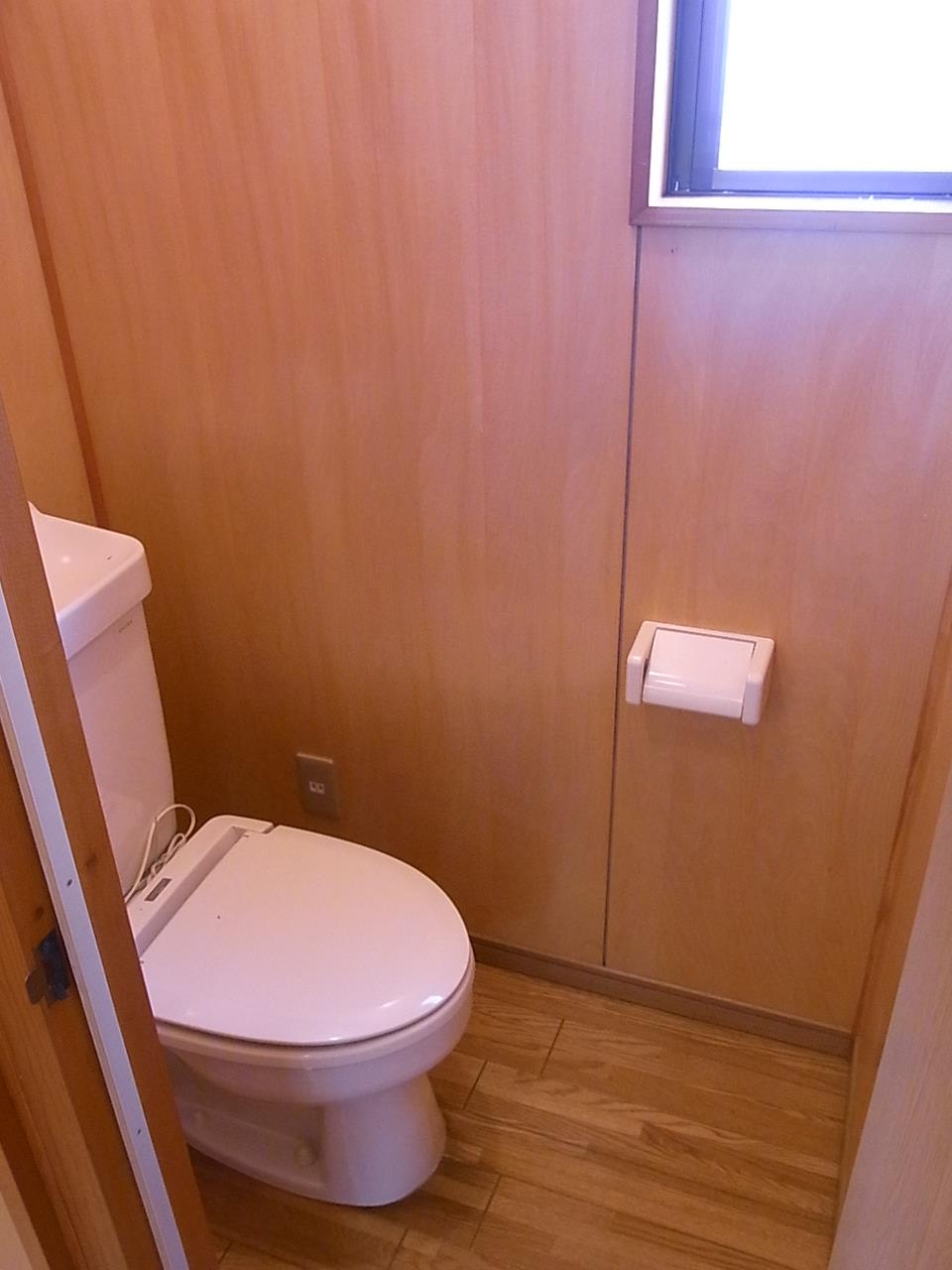 トイレ　トイレの窓は換気にも採光にも役立ちます☆