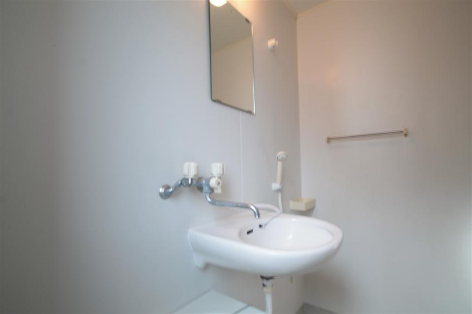 洗面設備　浴室内にコンパクトな洗面台付き。