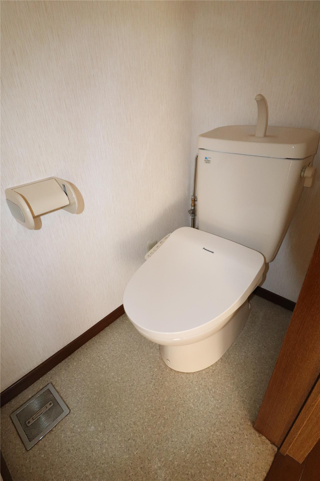 トイレ　シャワートイレ付き