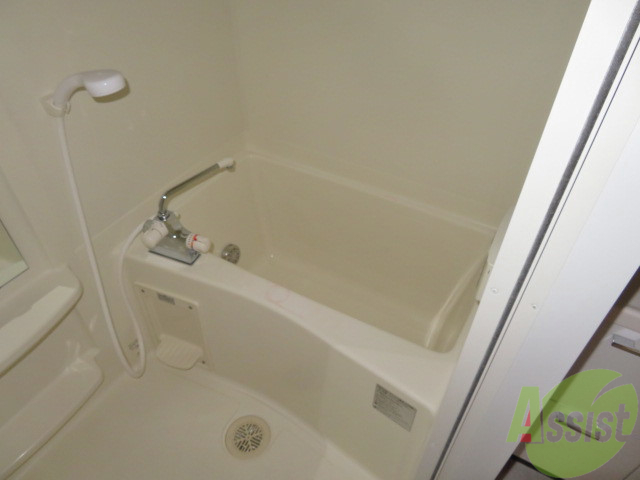 バス・シャワールーム　バスルームは狭すぎず、シャワーも浴びやすそうです。