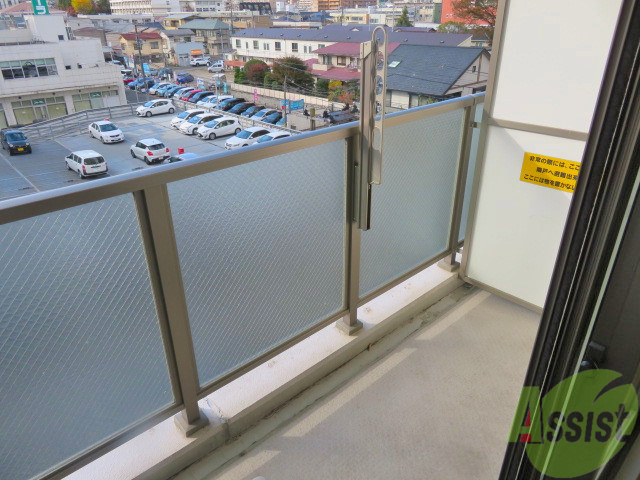 バルコニー　バルコニーは幅があり、広い印象を受けました。