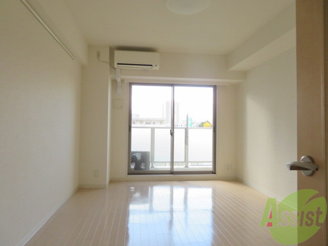 居室・リビング　９．４帖の洋室です。広々として、きれいですね。