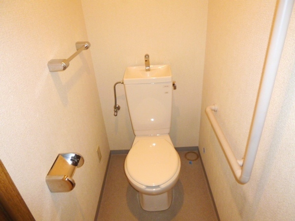 トイレ　温水洗浄便座機能付き♪