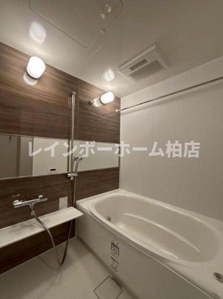 バス・シャワールーム　ゆったり過ごせるお風呂です