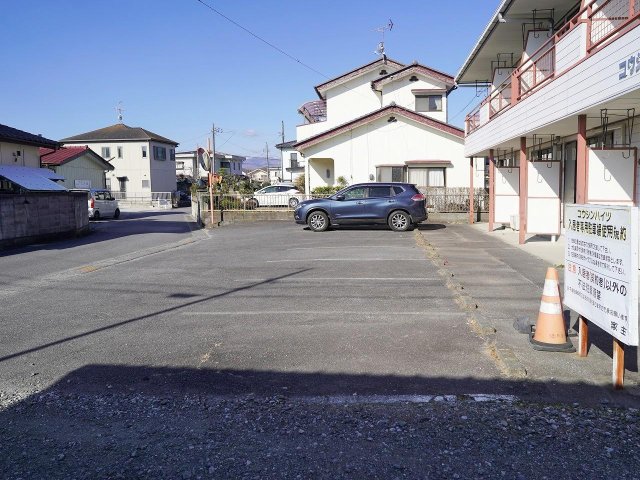 駐車場　建物のすぐ隣に駐車場があります。