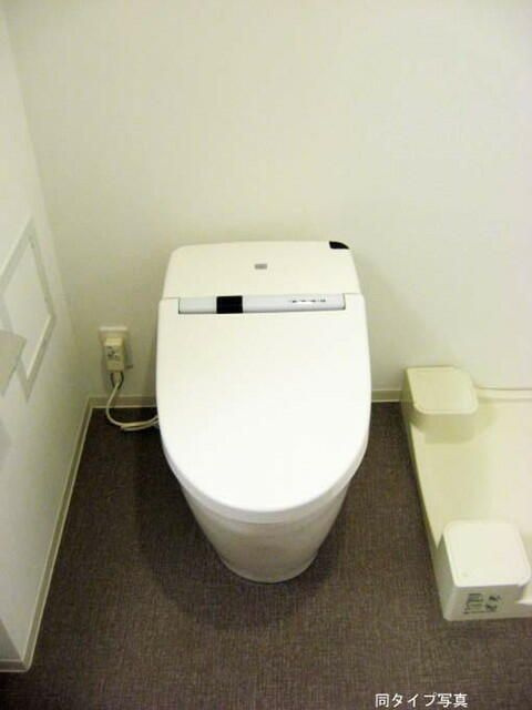 トイレ　■タンクレス温水洗浄便座■ウォールキャビネット収納付き♪