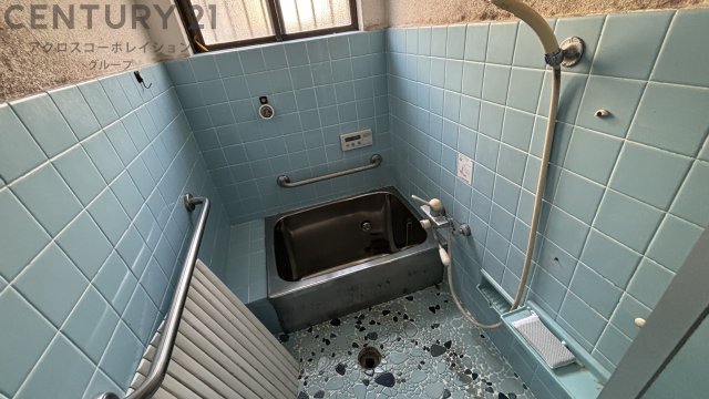 バス・シャワールーム　浴室内に窓があり換気も楽々♪