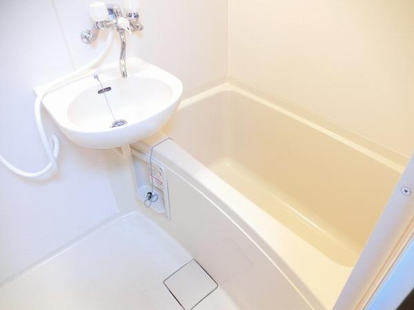 バス・シャワールーム　キレイにリフォームされています！