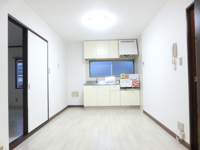 居室・リビング　テーブルを置いてもまだスペースありますよ。