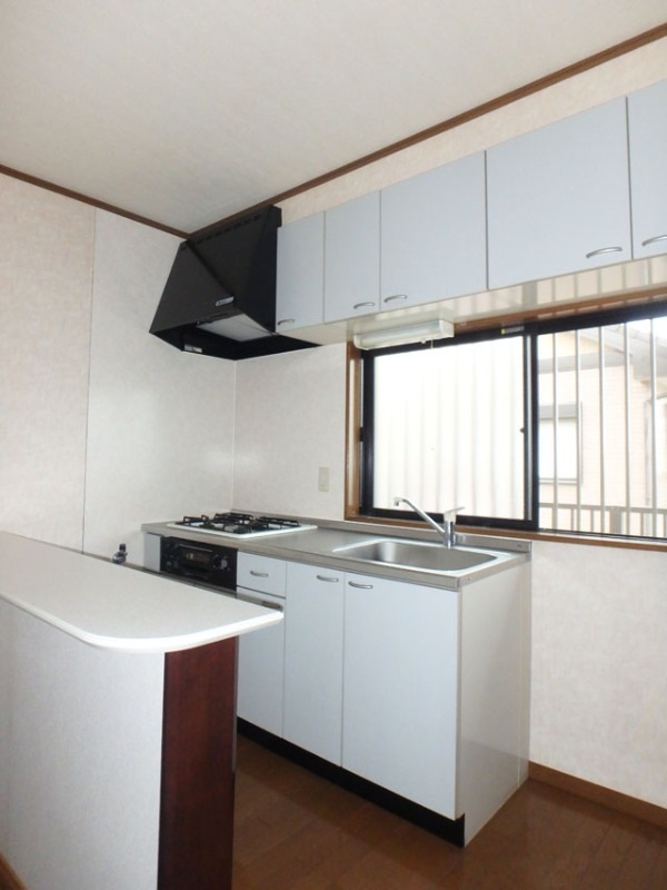 キッチン　３口コンロ付きのシステムキッチンが嬉しいですね☆（イメージ）