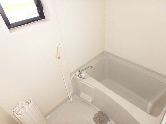 バス・シャワールーム　窓がついていて換気しやすい♪（イメージ）