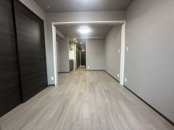 居室・リビング　同マンションの別部屋内装となります