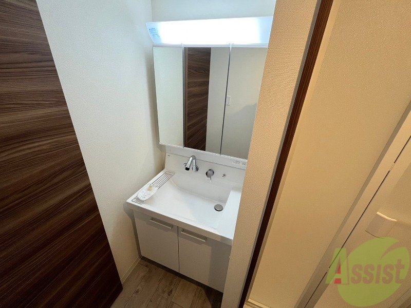 洗面設備　独立洗面台です。大きくてよいですね。シャンプーもできます！